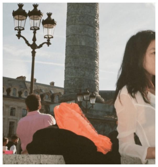 李嫣|16岁李嫣外国街头太大胆，穿透视装露黑色胸衣，眼睛下垂超像爸