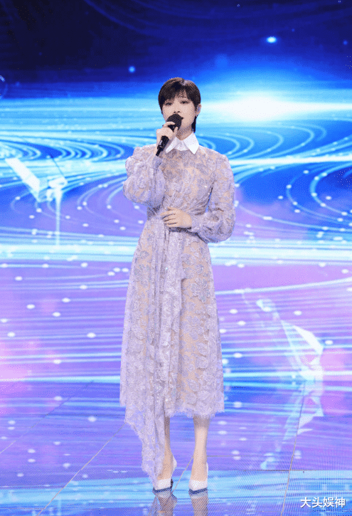 李宇春|惊艳!春晚除夕夜,李宇春穿粉色超短裙配110厘米大长腿霸屏热搜