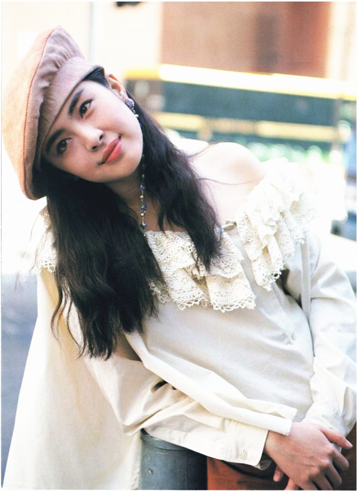 王祖贤|54岁王祖贤罕见曝光，身着海青服手握佛珠，身材略胖颜值不减