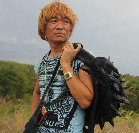 王宝强|40岁王宝强大变样！穿白衬衫戴细框眼镜太斯文，神似汪小菲有内涵