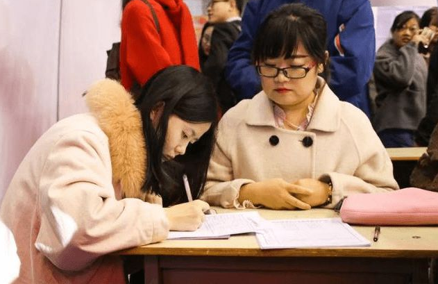 大学生|大学生面试被问，啥东西左手能拿右手不能拿？女生回答2个字录用