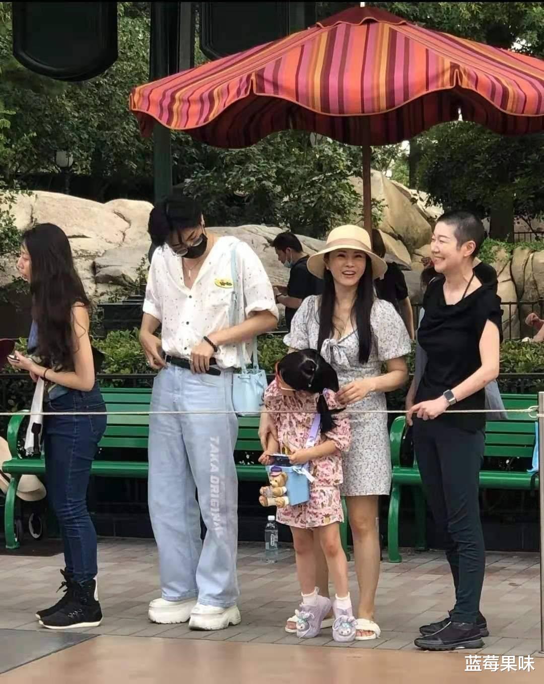 伊能静|伊能静外出被拍,穿蓝裙突出水桶腰妈妈肚,但还是比大多数人漂亮