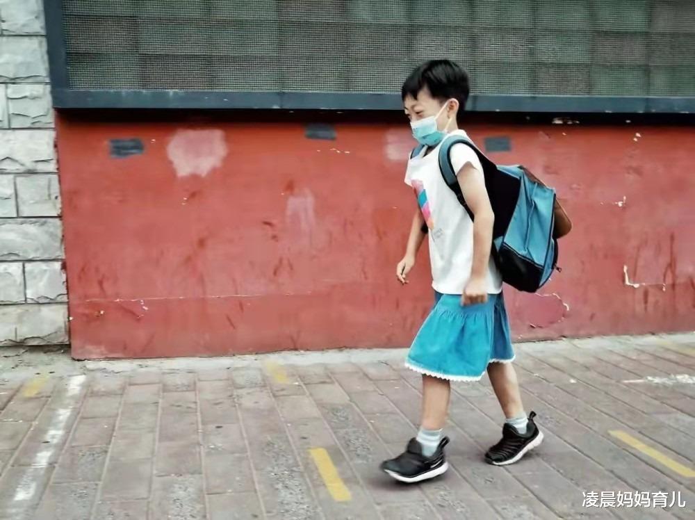 “男子气概”是养出来的,不懂退出的妈妈,难养出真正的男子汉
