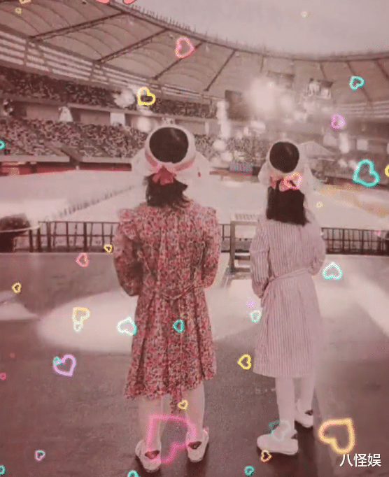 谢娜|谢娜幸福公开全家出游照,张杰一手抱一娃,跳跳俏俏背影清瘦高挑