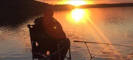 饵料|男子罕见钓获“米级”大鱼,鱼护装不下直接用绳子拴,网友:放生