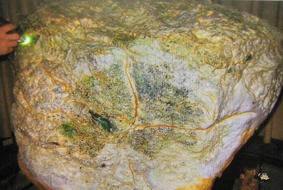 银元|一刀穷,一刀富,一刀披麻布,赌石到底有多疯狂,两个例子告诉你