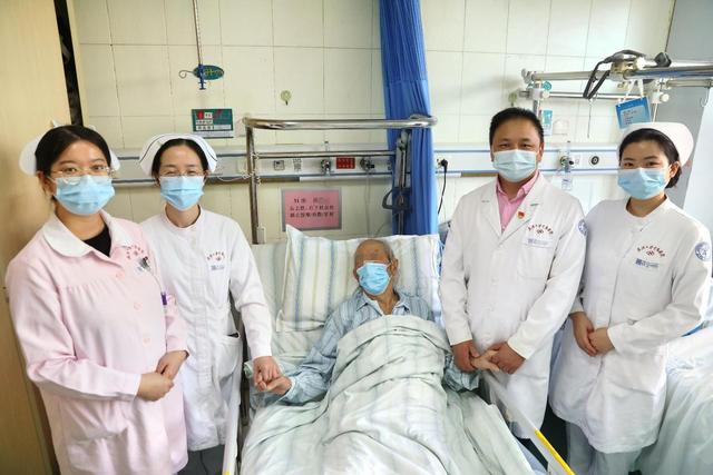 小柴胡汤|86岁老人骨折卧床一月后便血,医生:股骨颈骨折被称为人生最后一次骨折,不及时治疗可导致凶险并发症