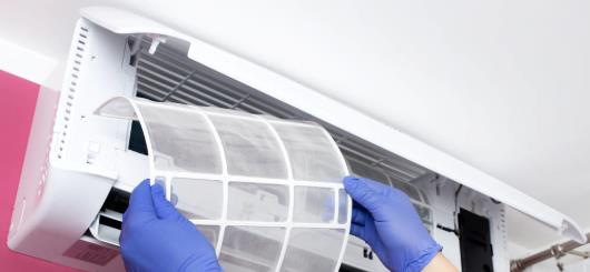 开空调时,要不要关紧门窗?多数人做错了,不仅费电还不健康