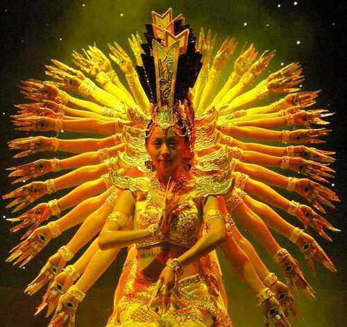 千手观音|韩国苦邀4年的《千手观音》，叫板春晚节目，堪称中国的“瑰宝”