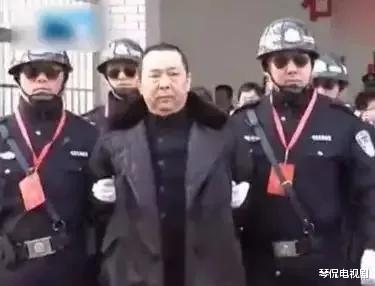 身家400亿的刘汉被判死刑,押赴刑场途中神情恍恍惚惚