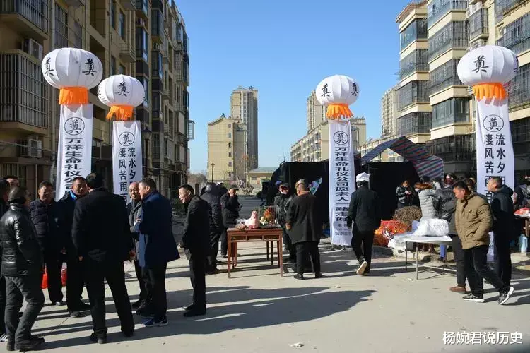 小区老人倚老卖老,连逝者家属请人吹喇叭都不放过,激怒围观者
