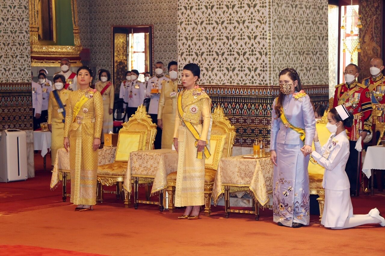 泰国神兽公主拿着相机出席庆典太可爱！穿镶钻金裙，抢苏提达风头