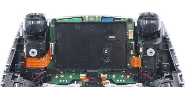 |拆解索尼PS5DualSense手柄，探索自适应扳机，双线性震动马达