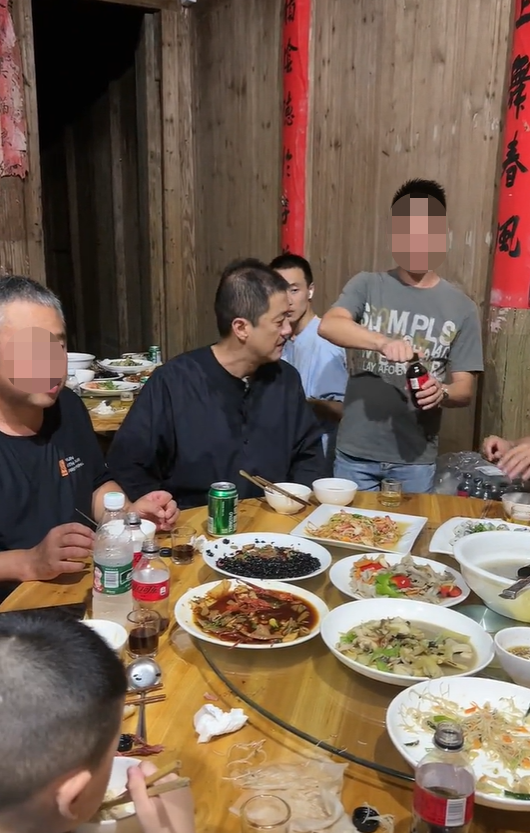 李亚鹏|李亚鹏乡下吃酒席太豪迈，大碗喝拉罐啤酒，胸前打湿掉一大片