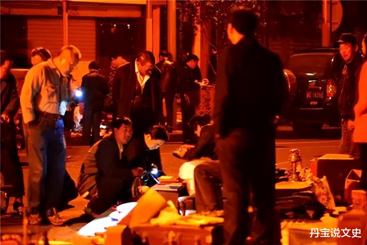 凌晨3点北京鬼市,天亮就不见,2个规矩:看货不问价,照货不照人