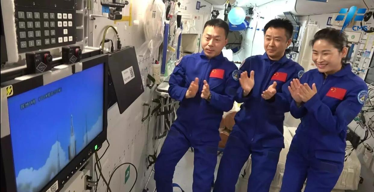 神十五刚发射,神十四即将返回地球!为啥要携枪支和红墨水回来?