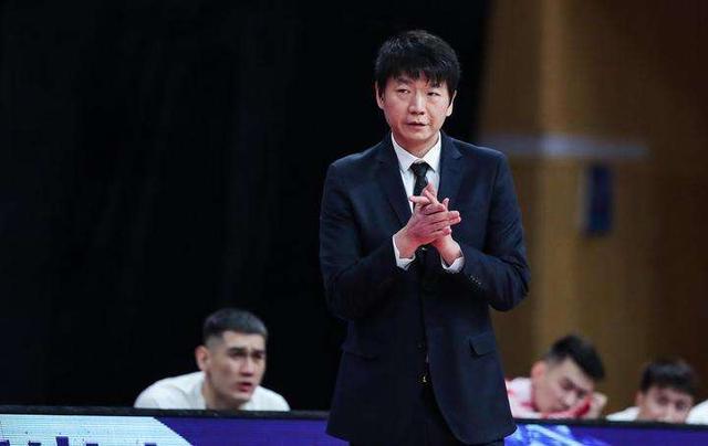 深圳男篮|深圳男篮内讧升级，辱骂事件邱彪被爆下课，贺希宁拒绝签约