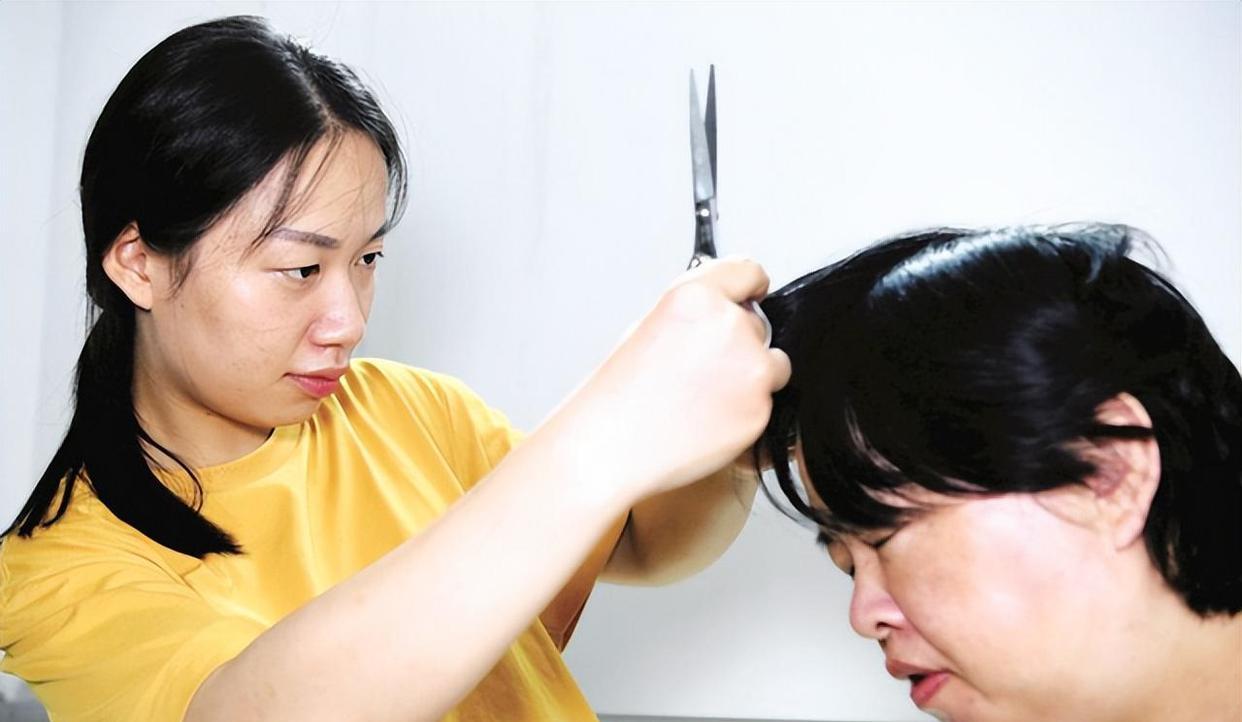纪实95后女孩每晚抱着21岁弟弟睡觉,不敢找男朋友,一人撑起整个家