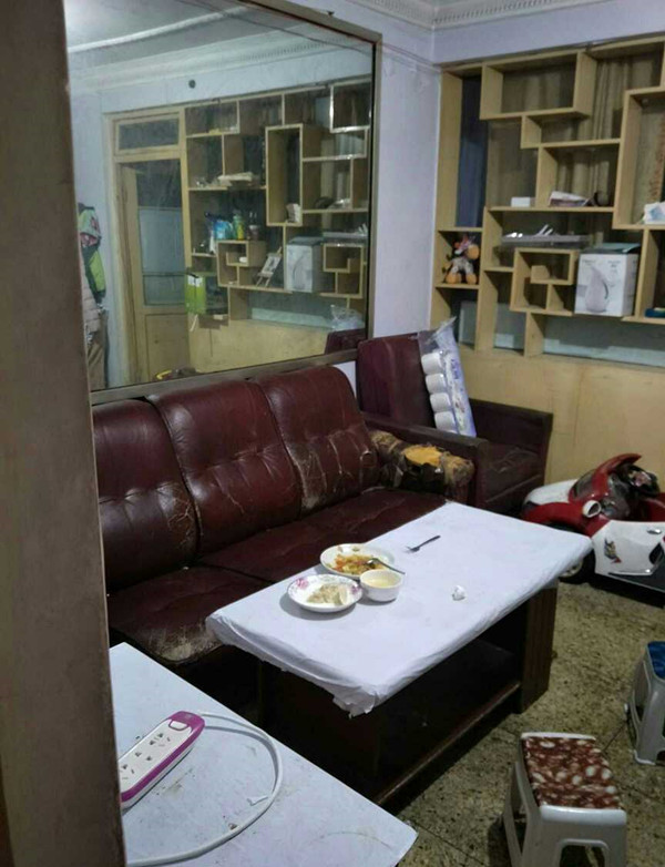 看看老公500块钱租的烂房子,又脏又破,我估计你看了都害怕!