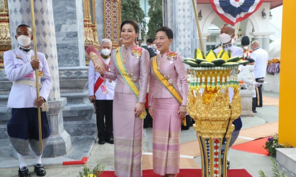 思蕊梵|泰王一家三口亮相!苏提达戴四叶草胸针贵气,思蕊梵穿粉裙更显嫩