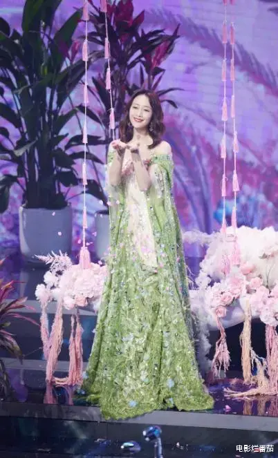 春晚|卫视春晚比美:baby离婚后美呆,关晓彤衣品没得挑,杨幂惊艳全场