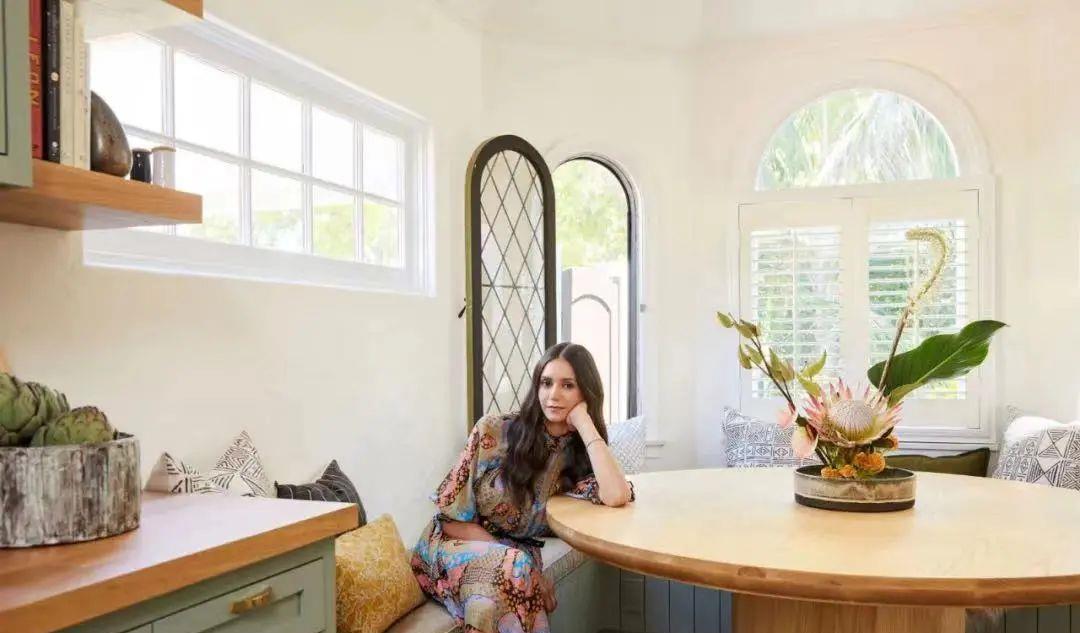 好莱坞|她20岁凭一部剧火遍全球,30岁过气隐退,如今却靠古堡豪宅翻红