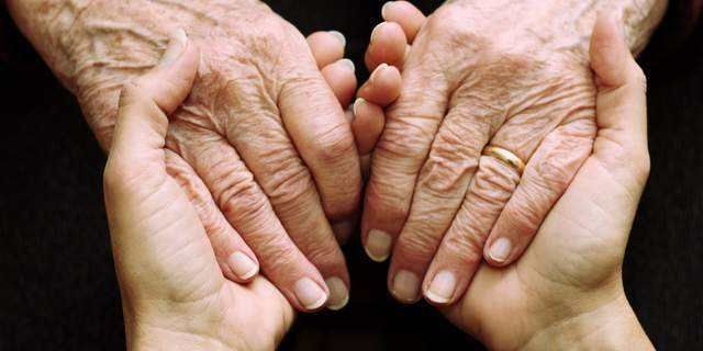 Angelababy|杨颖带孩子被拍,全程玩手机没互动,网友戏称她只是在做样子