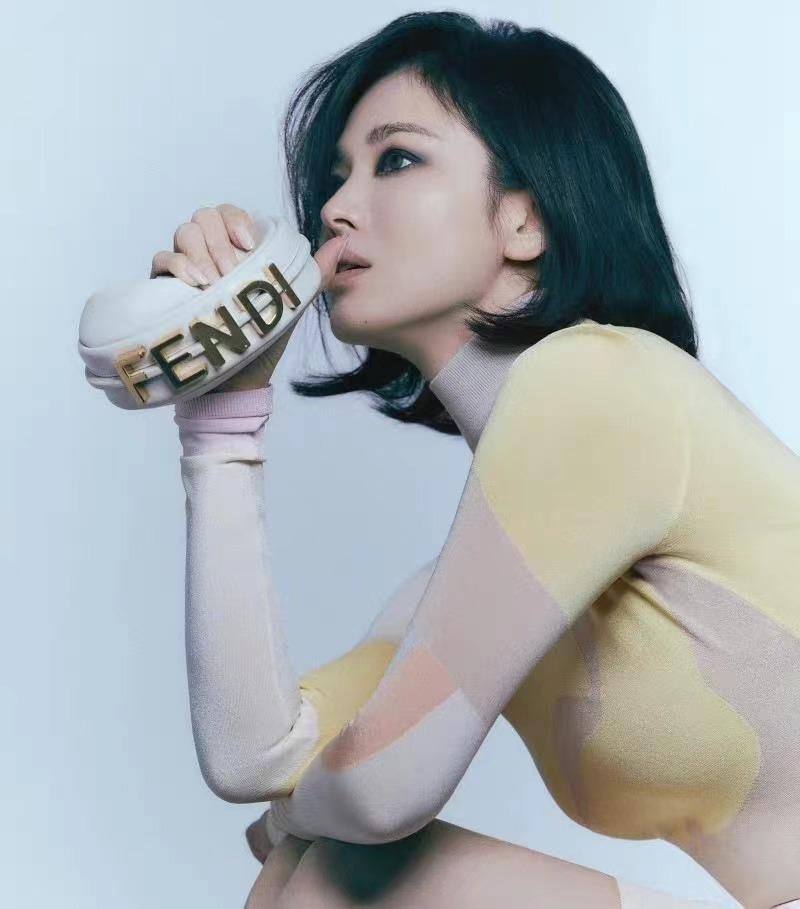 瘦身 宋慧乔首尝叛逆烟熏妆却翻车！墨黑眼妆显脏又土气，不如从前灵动