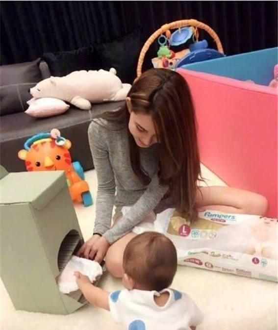 周杰伦|周杰伦娇妻“勇”拼三胎，看完昆凌曝光的近照，普通家庭真学不来