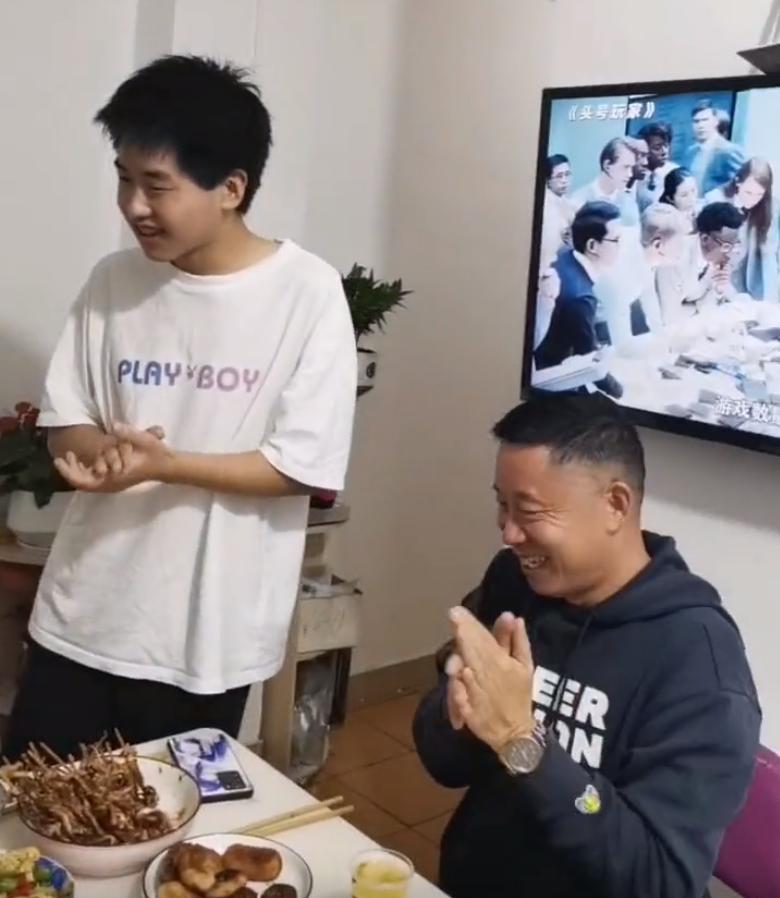 姐姐|孙卓为亲姐庆生，鼓掌动作与爸爸“神同步”，与在买家截然不同