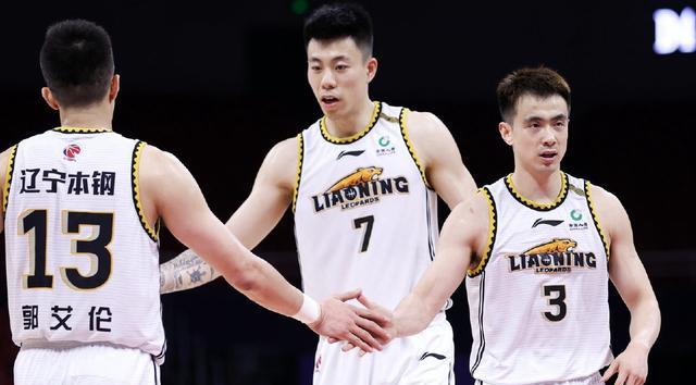 胡明轩|胡明轩、徐杰表现不佳！下赛季合同大降，年薪仅苏伟一半？