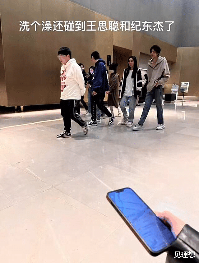 王思聪|王思聪与张嘉倪富豪老公现身酒吧嗨玩，身旁两位美女风格不同！