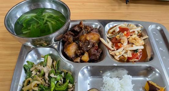 南京女子晒私企和国企食堂,同样是午餐,网友:伤害还是有的