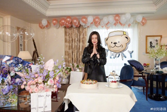 刘诗诗|刘诗诗晒庆生现场照 被鲜花围绕闭眼许愿
