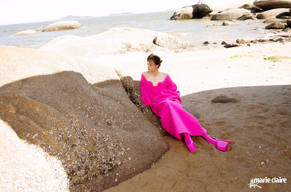 孙俪|孙俪一袭热粉长裙登封 夏日海滨演绎双面出彩魅力