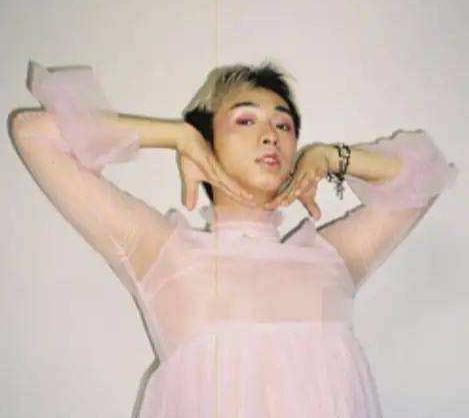 伊能静|伊能静否认儿子变性后,哈利裸上身戴兔子帽,眼神勾人吐舌头