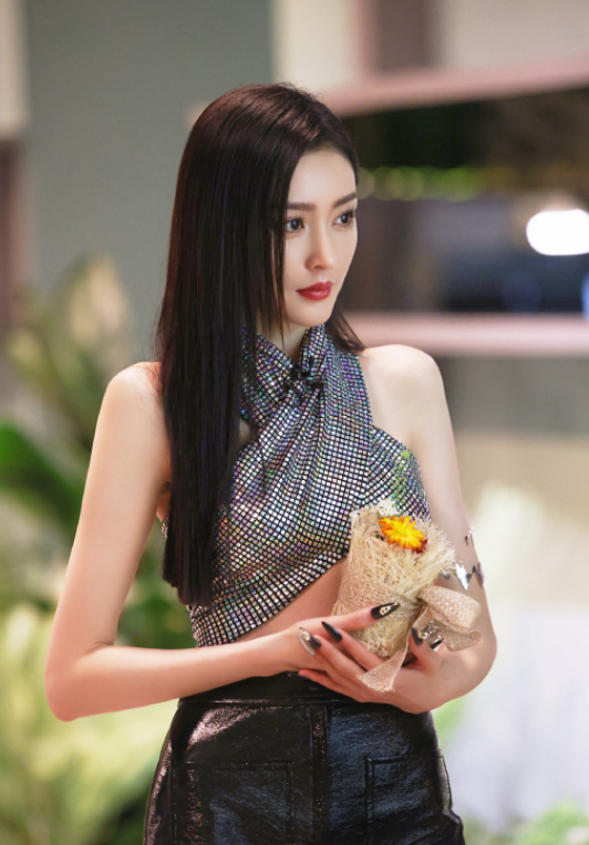 张天爱|性感女神,直角肩大长腿惹人羡慕,人缘爆棚,网友:颜值担当