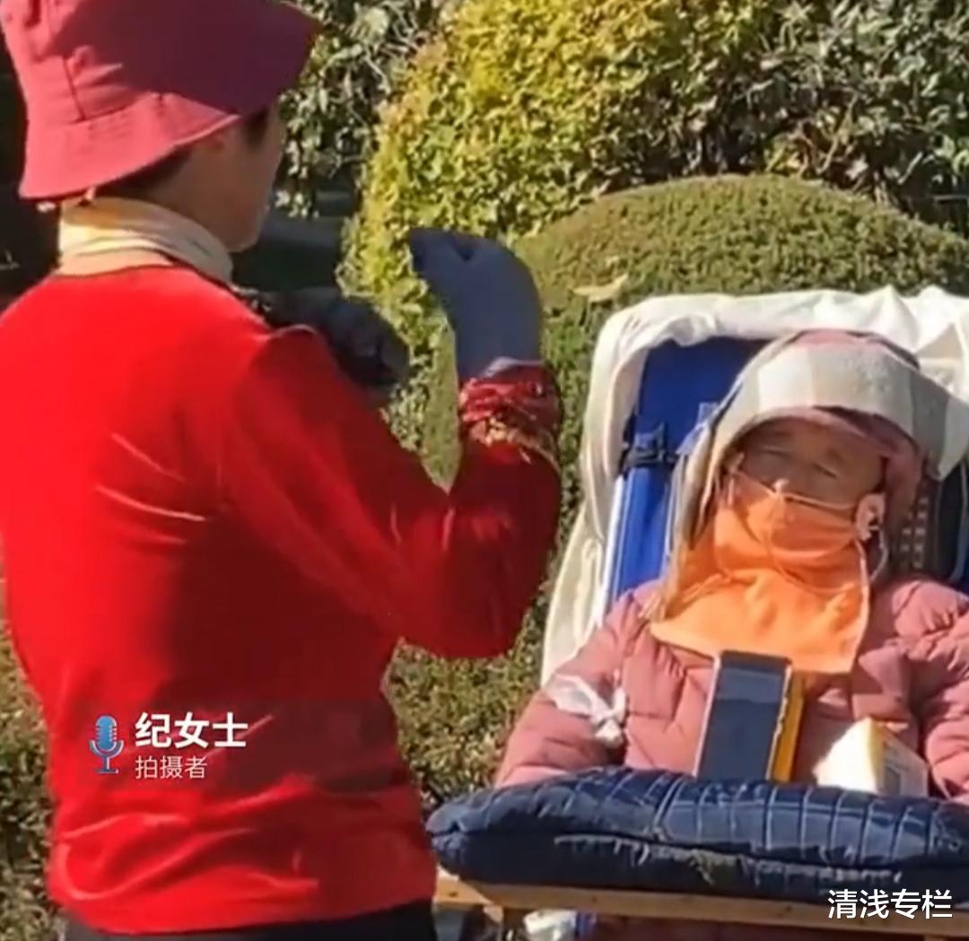 大妈给坐轮椅的大爷跳舞,网友看清之后乐了:没有一口饭是白吃的