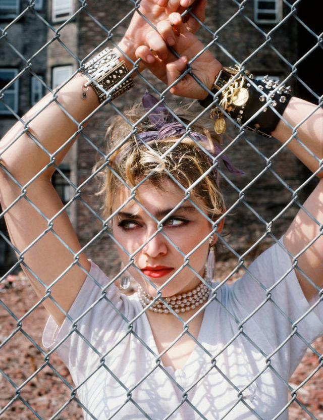 麦当娜|63岁麦当娜霸气夜行,皮肤闪亮无细纹,额头发蓝疑似微整过度