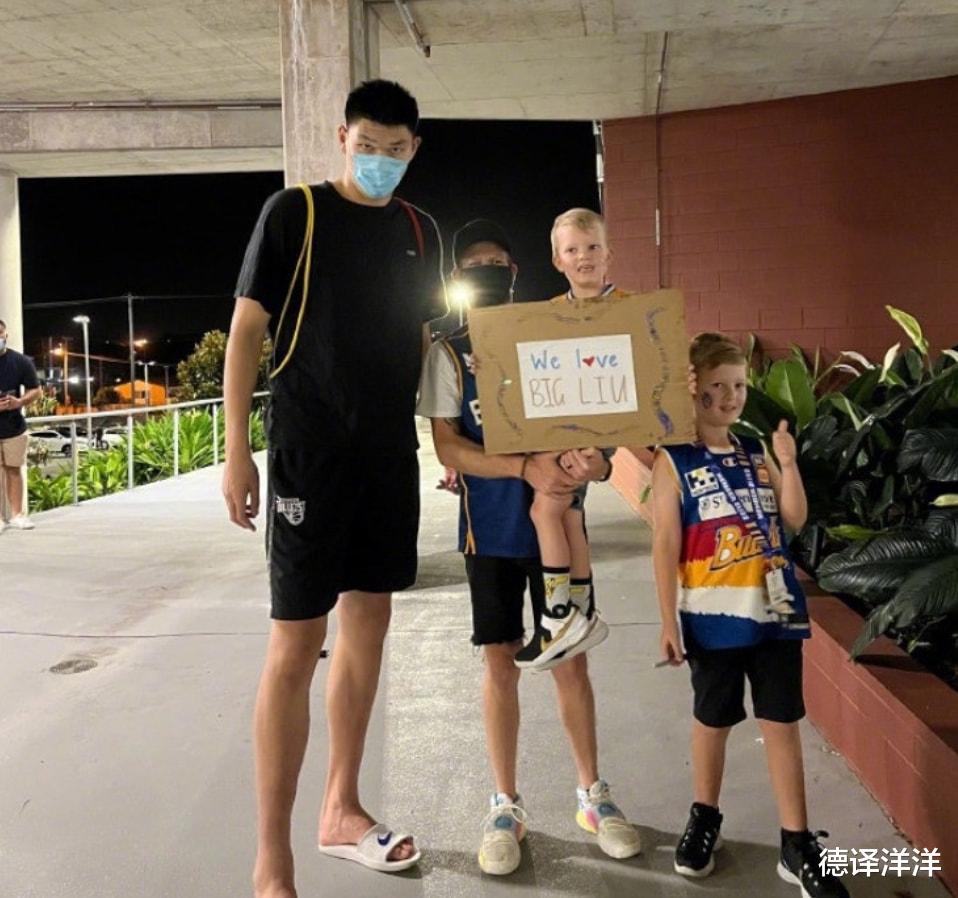 刘传兴|终于融入球队！刘传兴表现再有提升，球迷热情要合影！