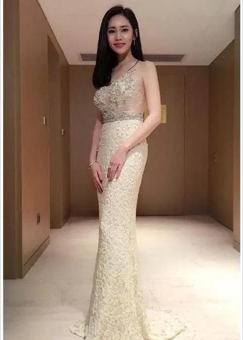 王宝强|韩国女星秋瓷炫写真造型百变！雪肤玉貌太性感撩人