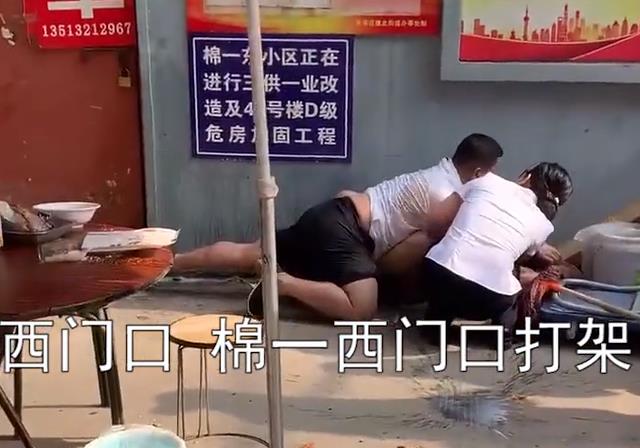 河北石家庄:男子遭到殴打不还手,被拉开后同伴直言:等着赔吧!