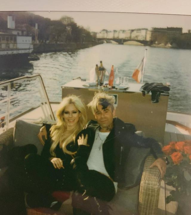 艾薇儿|艾薇儿在巴黎被求婚,粉丝们却表示开心不起来……