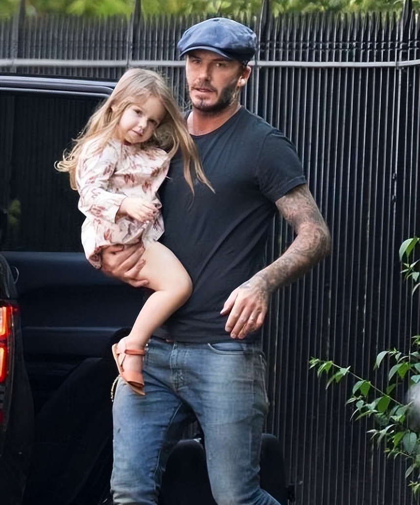 哈珀·贝克汉姆|贝克汉姆女儿身形太圆润！四肢粗壮白白胖胖，被帅气老爸亲吻一脸淡定