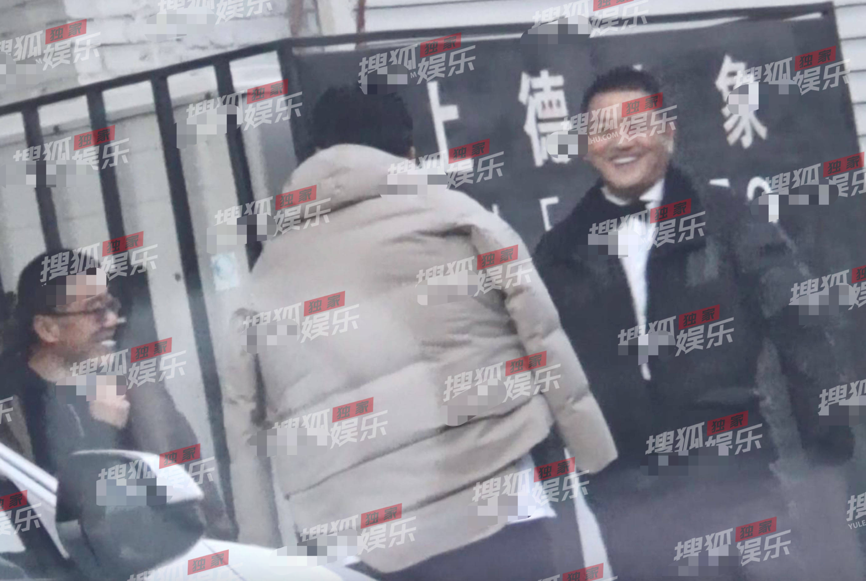 李亚鹏|李亚鹏疑似再婚！与女友穿礼服现身影棚，频晒无名指戒指太幸福