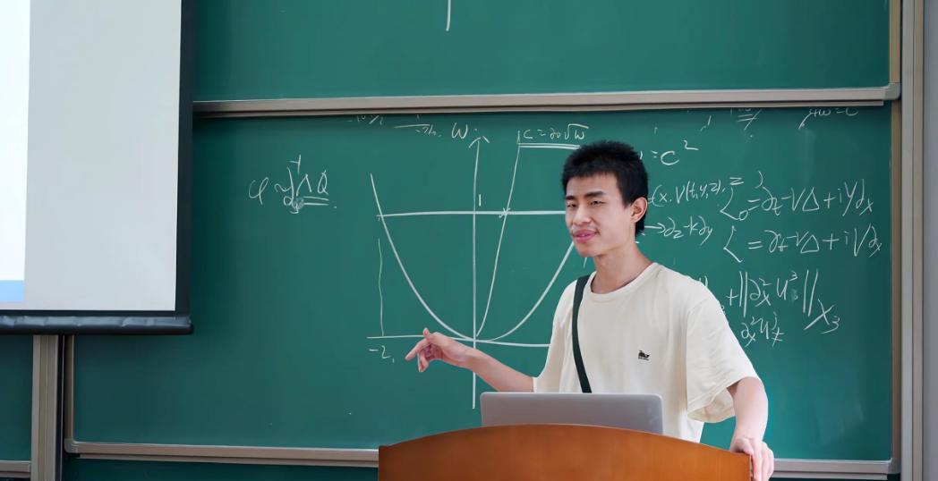 韦东奕|北大韦东奕又火了，排队打饭“玩手机”，和女生拼桌吃饭很淡定