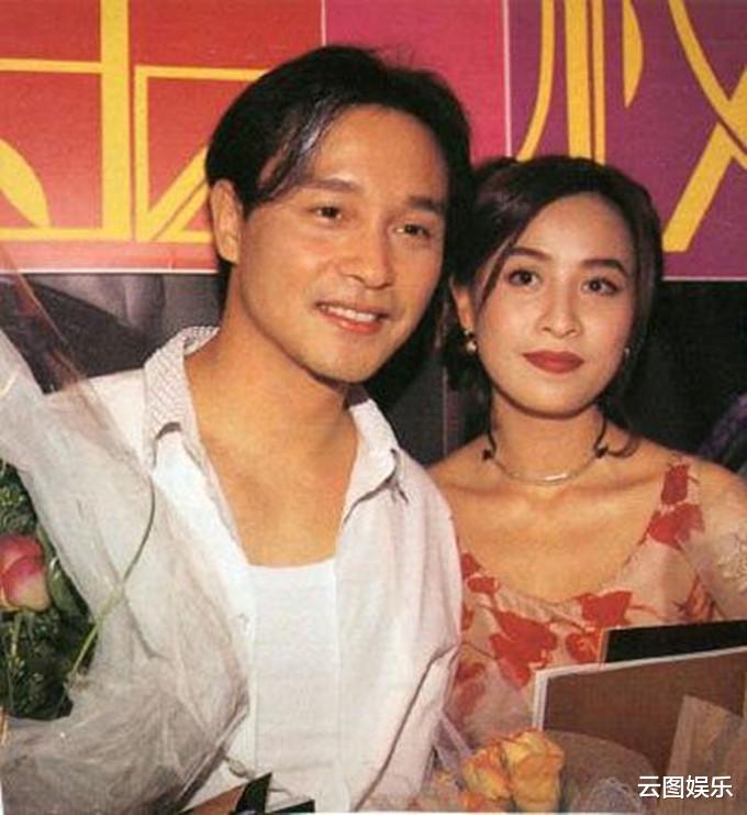 梁朝伟 梁朝伟从日本回国头发花白，在豪宅陪妻子过年，摆2米桃树年味足