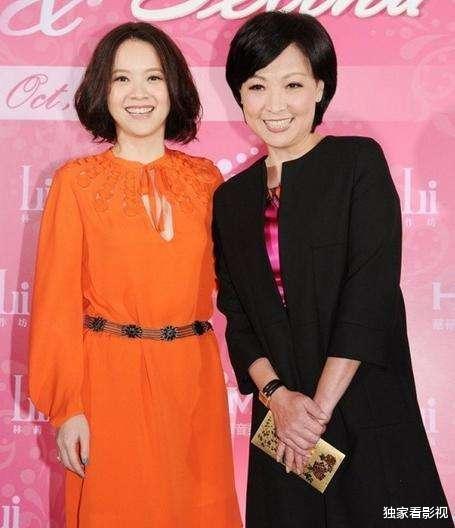 曾宝仪|曾志伟长女提前过50岁，戴着老花镜调侃像老妪，和男友17年不结婚