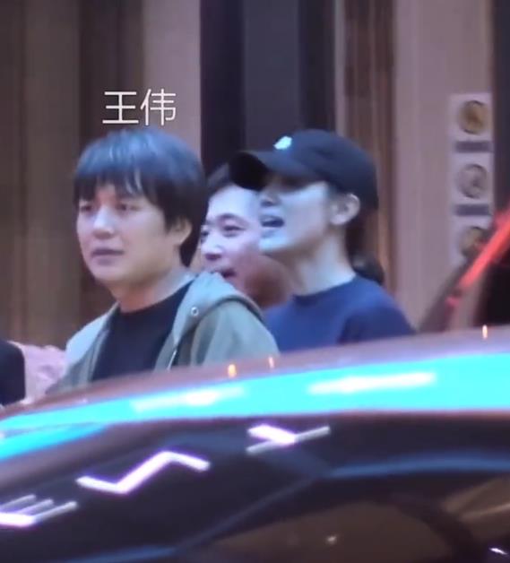 宋佳|41岁宋佳聚餐被男友人搂抱!对象王伟就在身边,事后两人一同回家