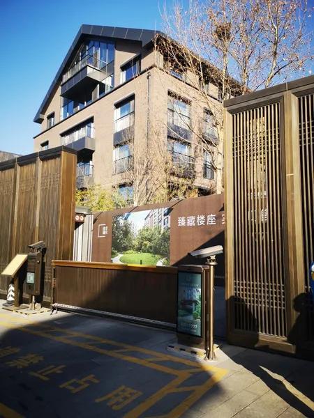 两代人|北京一豪宅区车位被拍卖,起价176万一个,小区房价36万一平方米